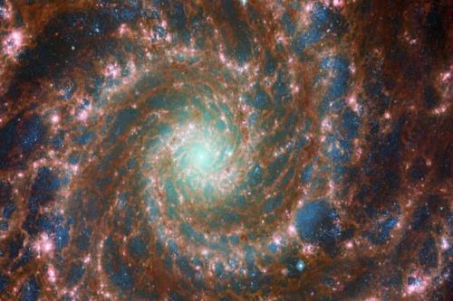 نگاه بی سابقه جیمز وب به قلب کهکشان مارپیچی فانتوم